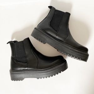 yardley platform chelsea boot
